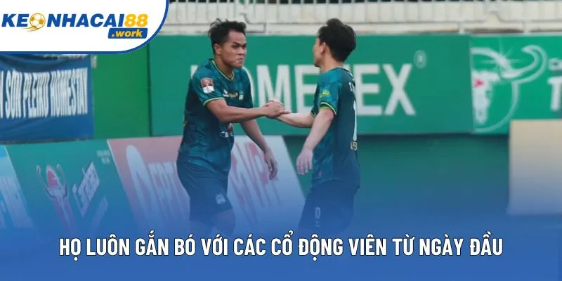 Họ luôn gắn bó với các cổ động viên từ ngày đầu Họ luôn gắn bó với các cổ động viên từ ngày đầu